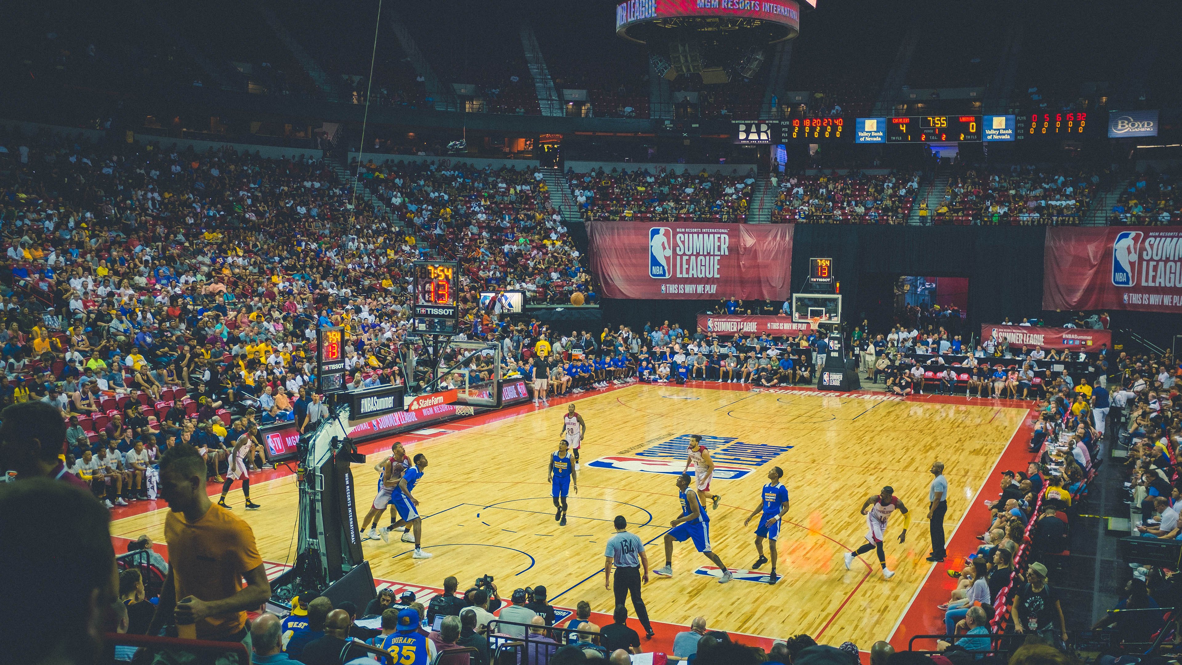 詹姆斯与90激战公牛分钟，刷新纪录胜负难料！，Scout焦点对战赛场气氛高涨